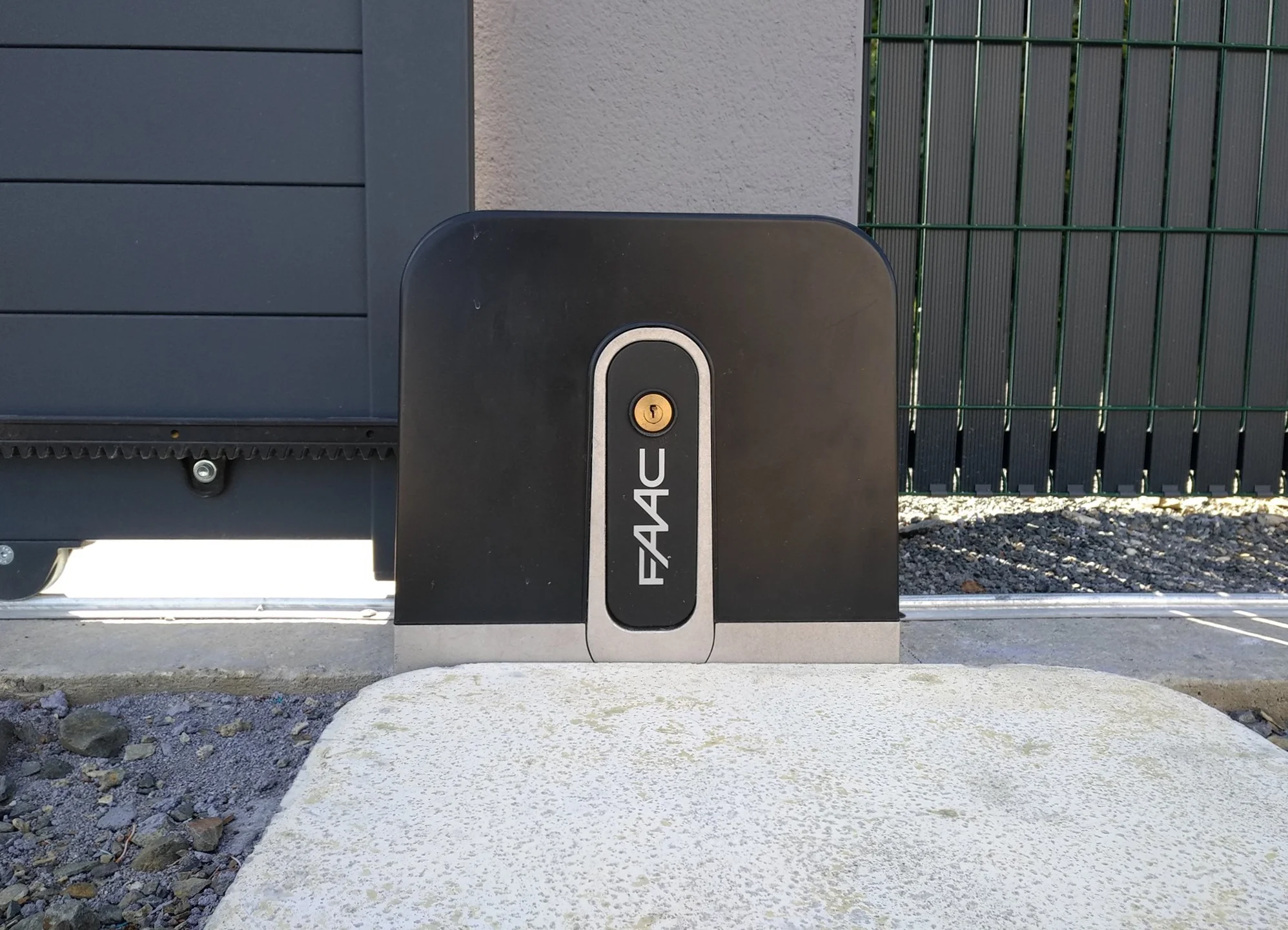 Motorisation d'un portail Eclairage d'une cuisine - Cuvigny Électricité électricien à Condé en Normandie