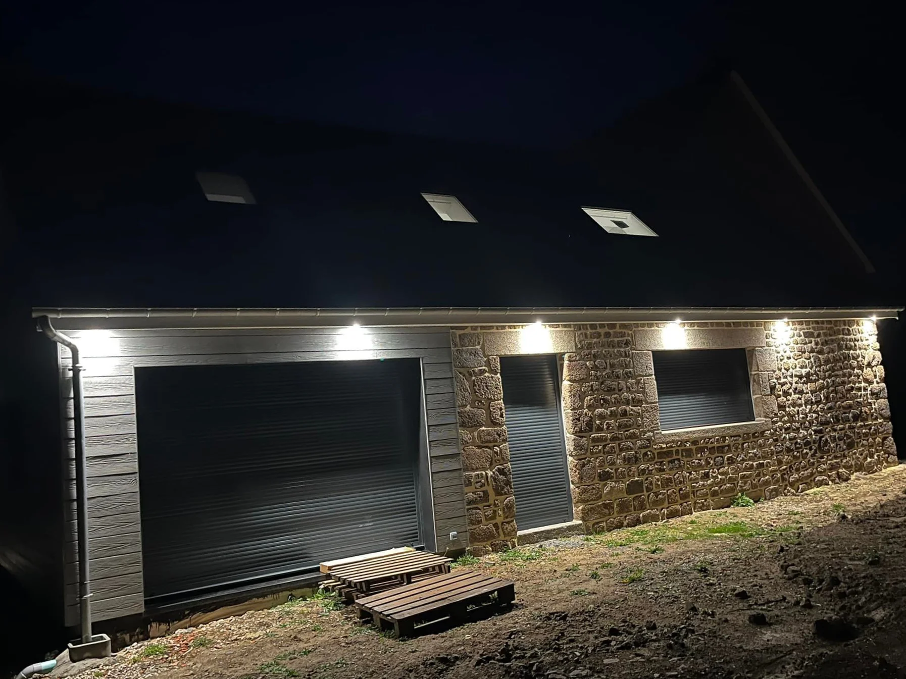 Éclairage extérieur réalisé par Cuvigny Électricité électricien à Condé en Normandie