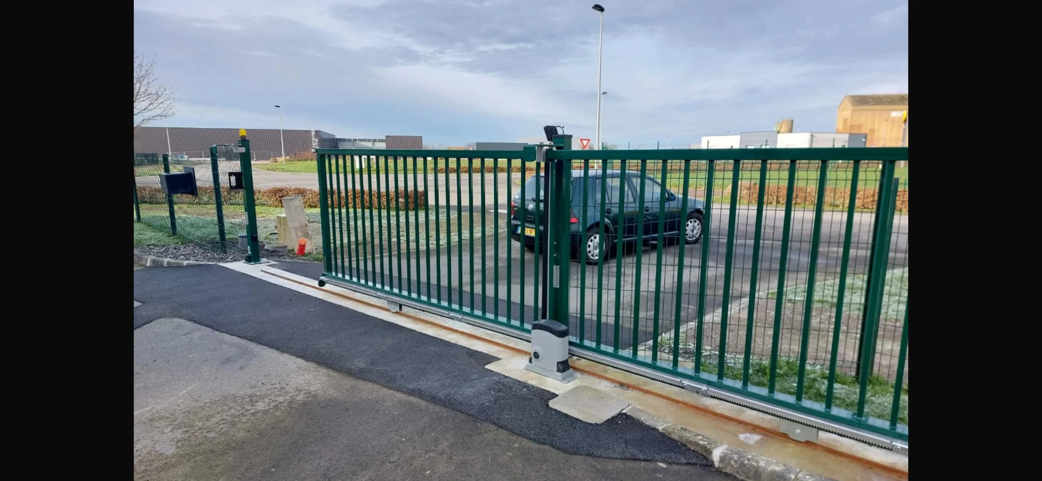 Motorisation d'un portail coulissant industriel avec feu clignotant et projecteur LED - Cuvigny Électricité